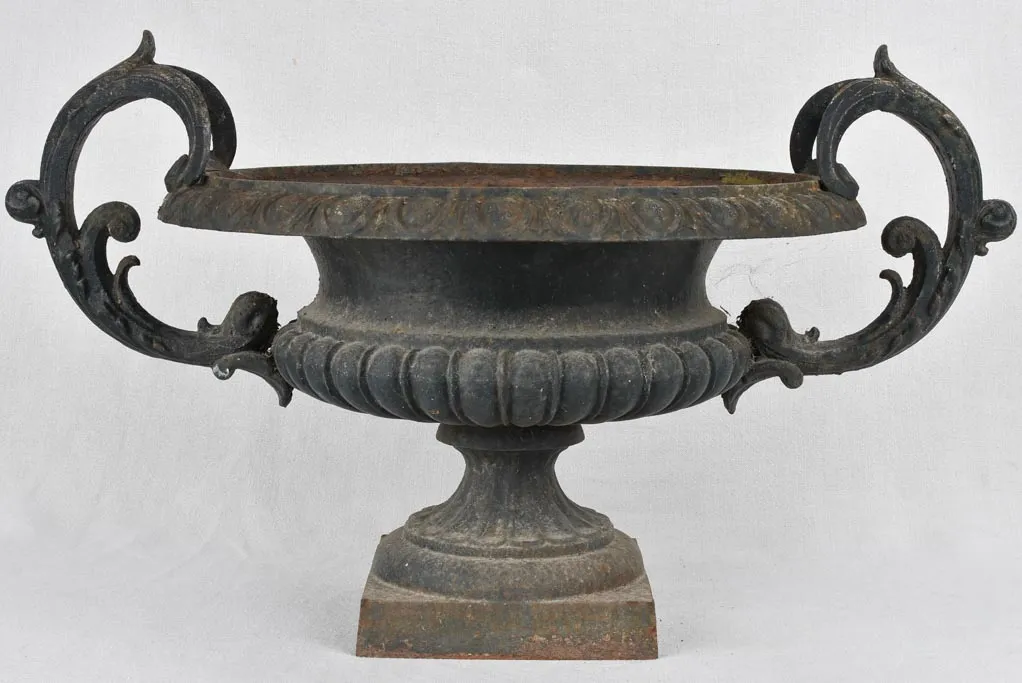 Medici urn, cast iron w/ black patina, 19th-century